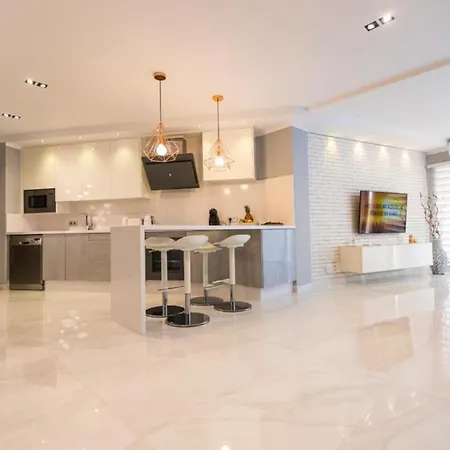 Luxury 2 Bedroom In Cristianos Lägenhet